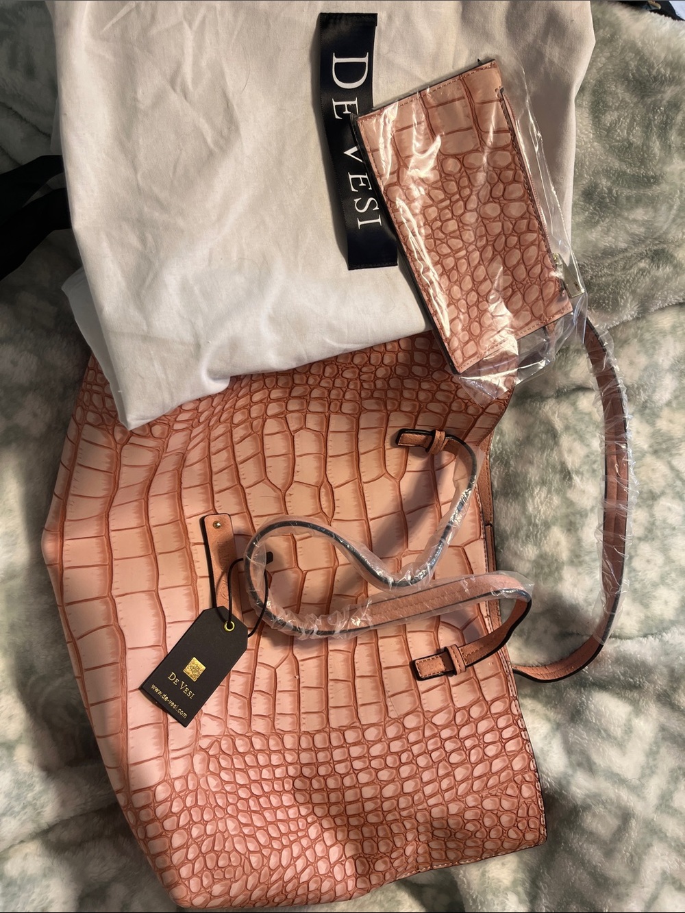De Vesi Pink Croc-Embossed Tote Bag with Cardholder